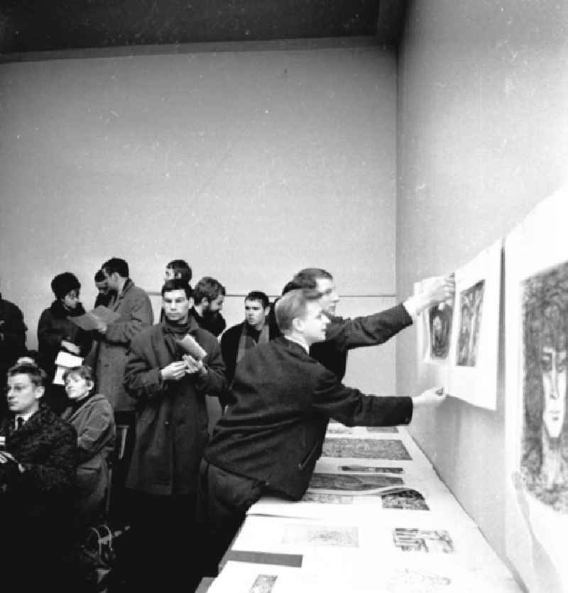 Solidaritätsparade für Vietnam; 86 Grafiken, Aquarelle, Zeichnungen und Bücher werden versteigert
Humboldt - Universität
01.