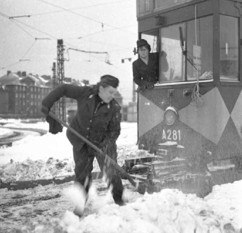 Helden kalter Tage, Ingeberg Kreisler u. Dipl. Ing. Jutta Bauer versuchen die Schneemassen zu bendigen.