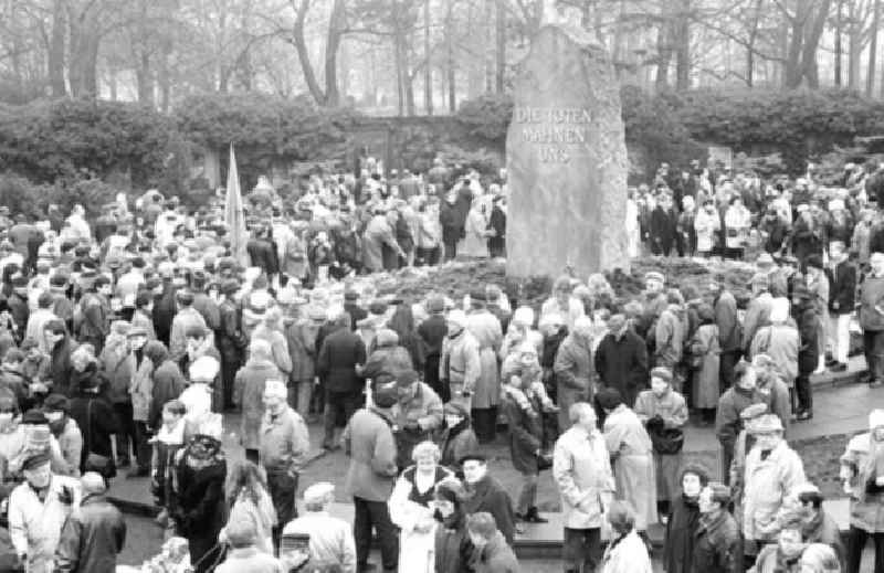 Karl Liebknecht-und Rosa Luxemburg-Demonstration
9.1.1994

Umschlagnr.: 1994-