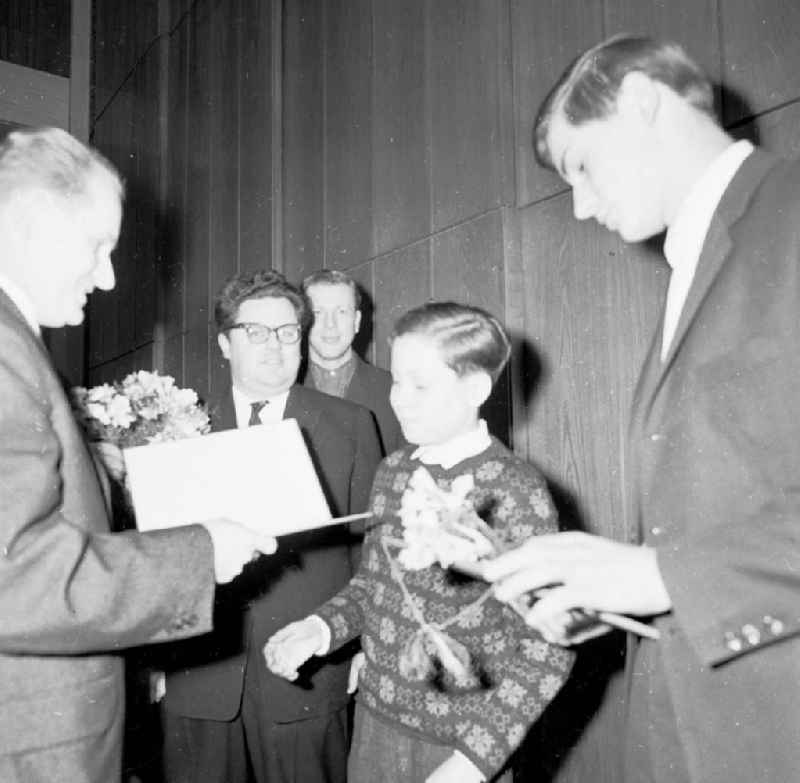 Gestern abend wurden im Marx - Engels - Auditorium der Humboldt - Universität die Preisträger des Bezirksausschusses der Olympiade junger Mathematiker ausgezeichnet. Studienrat Werner Gsell beglückwünscht den Schüler Rauer Kirchner (17. Oberschule Treptow) zum 1.Preis der Klassenstufe 8
18.