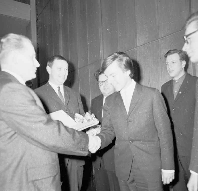 Gestern abend wurden im Marx - Engels - Auditorium der Humboldt - Universität die Preisträger des Bezirksausschusses der Olympiade junger Mathematiker ausgezeichnet. Studienrat Werner Gsell beglückwünscht den Schüler Rauer Kirchner (17. Oberschule Treptow) zum 1.Preis der Klassenstufe 8
18.