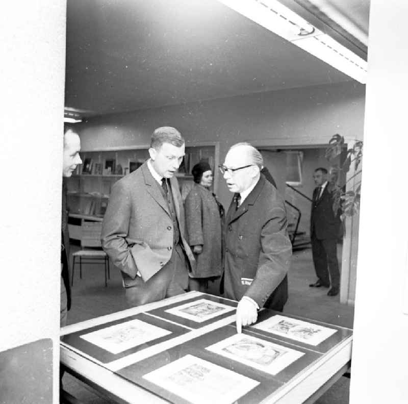 Zum bevorstehenden 65.Jahrestag des Karikaturisten Leo Haas wurde am Sonnabend im VEH 'Moderne Kunst' in der Karl-Marx-Allee eine Ausstellung mit über 100 grafischen Arbeiten, vorwiegend Karikaturen eröffnet.
02.04.1966

Umschlagsnr.: 1966-1