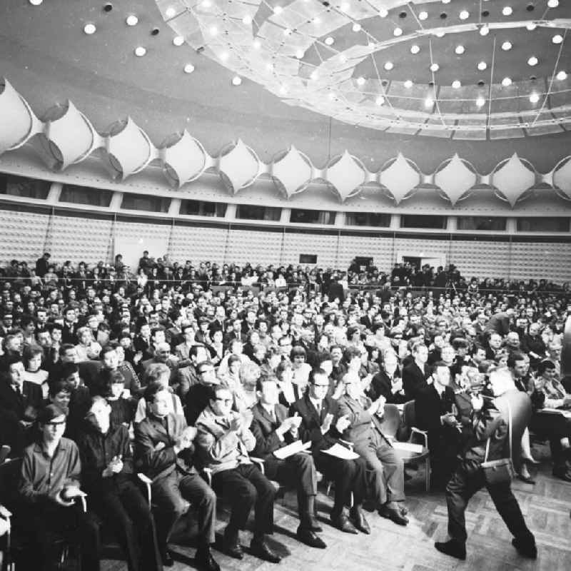 Kundgebung zum Ostermarsch in der Kongreßhalle am Alexanderplatz.