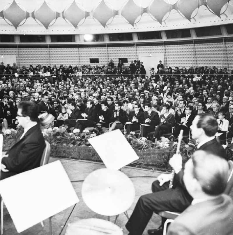 Kundgebung zum Ostermarsch in der Kongreßhalle am Alexanderplatz.