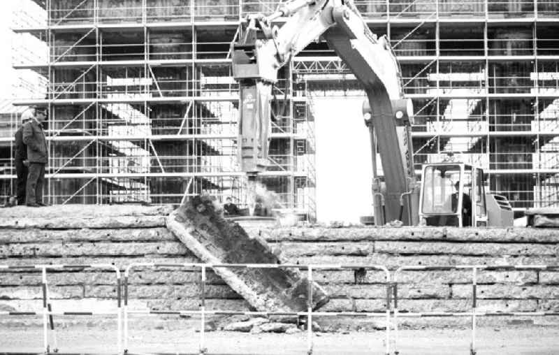 Beginn Abriß / Mauerabbau der Panzermauer / Panzerwall am Brandenburger Tor mit Bagger.