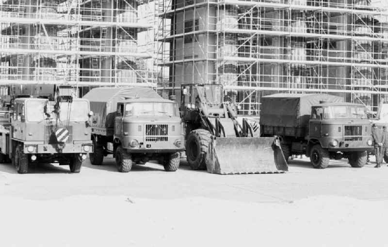 Baufahrzeuge / LKW stehen vor Brandenburger Tor, bereit zum Abriß / Berlin Mitte 28.04.199