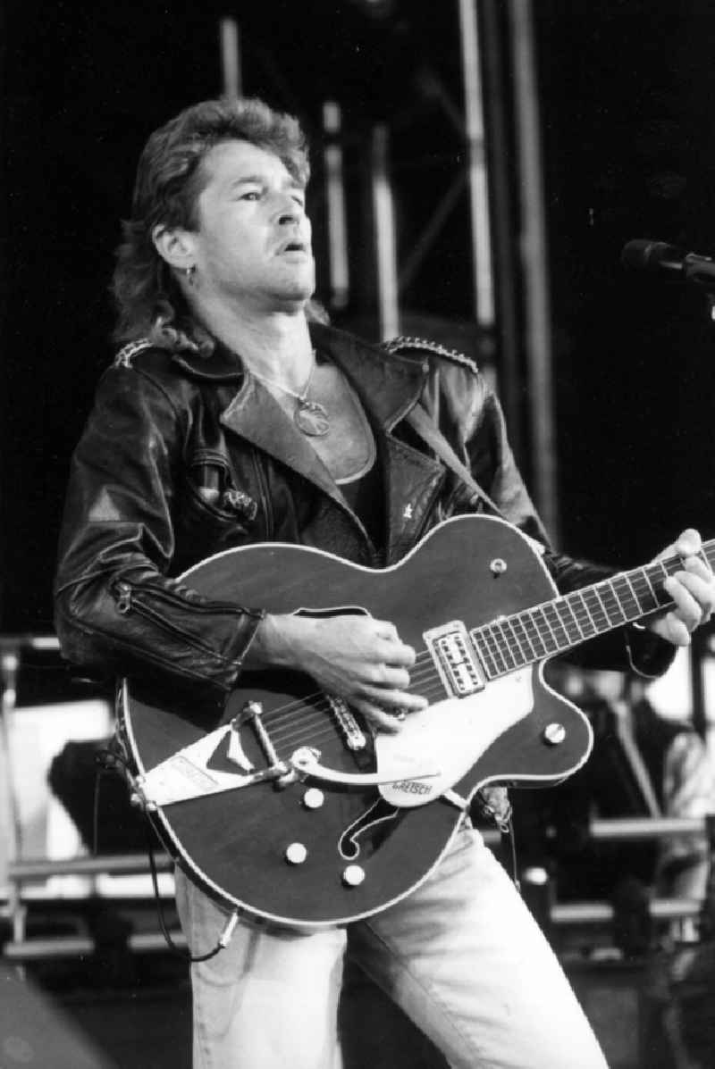 Portrait of the singer and musician Peter Maffay on the concert stage at Rennbahnstrasse in the Weissensee district of Berlin, East Berlin in the area of the former GDR, German Democratic Republic