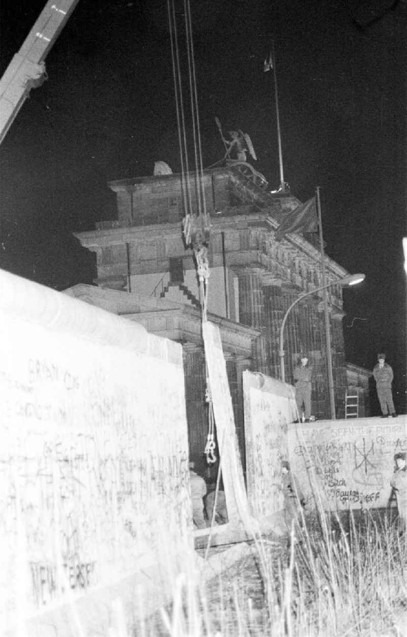 Abriß des Panzerwalls am Brandenburger Tor in Berlin-Mitte
199