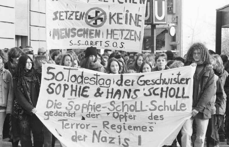 Schülerdemonstration zum 50.Todestag der Geschwister Scholl
22.