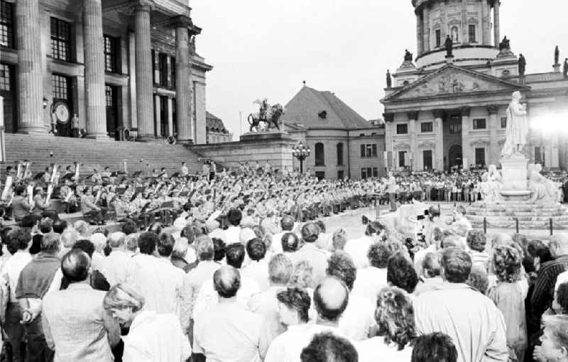 Militärkonzert auf dem Platz der Akademie zum 200. Jahrestag der Französischen Revolution
14.