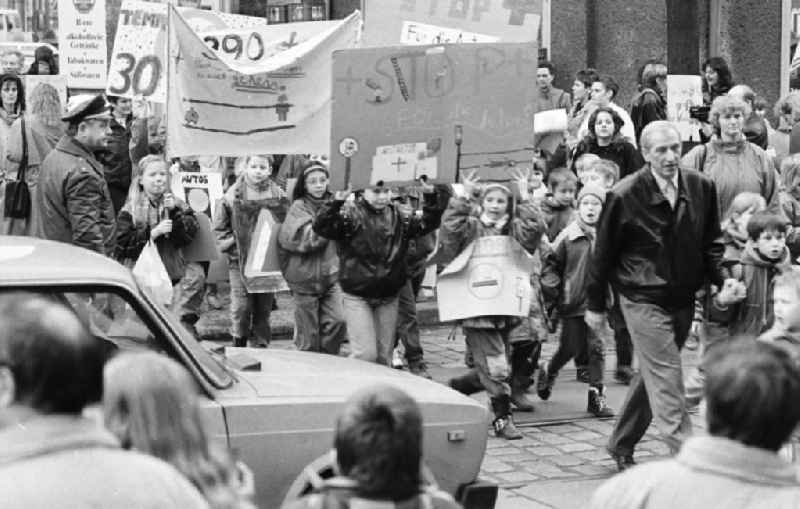 Kinderdemonstration für eine Ampel in der
Scharnweberstraße
12.02.92 Lange
Umschlag 1992-6