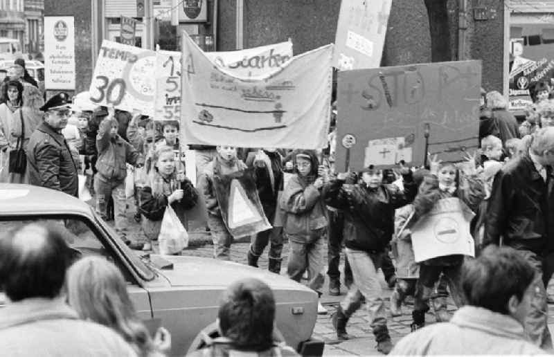 Kinderdemonstration für eine Ampel in der
Scharnweberstraße
12.02.92 Lange
Umschlag 1992-6