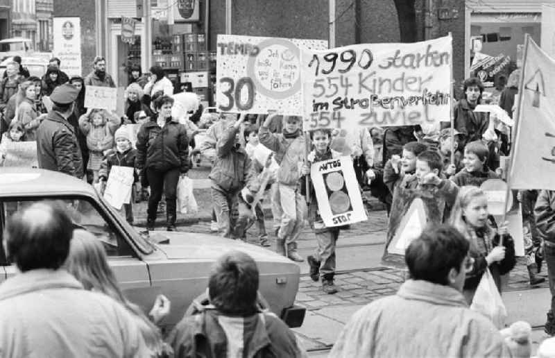 Kinderdemonstration für eine Ampel in der
Scharnweberstraße
12.02.92 Lange
Umschlag 1992-6