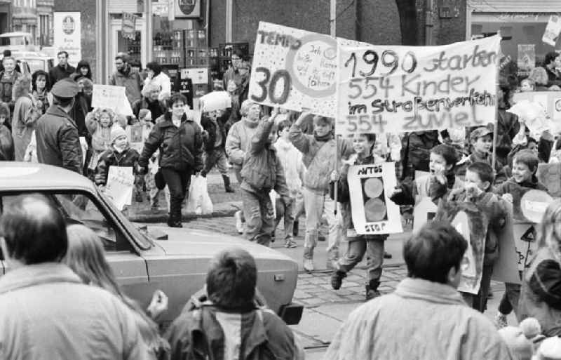 Kinderdemonstration für eine Ampel in der
Scharnweberstraße
12.02.92 Lange
Umschlag 1992-6