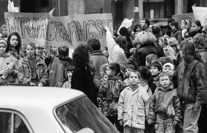 Kinderdemonstration für eine Ampel in der
Scharnweberstraße
12.02.92 Lange
Umschlag 1992-6