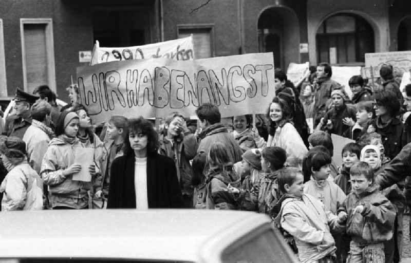 Kinderdemonstration für eine Ampel in der
Scharnweberstraße
12.02.92 Lange
Umschlag 1992-6