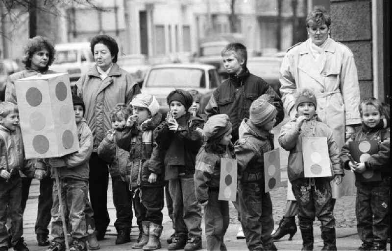 Kinderdemonstration für eine Ampel in der
Scharnweberstraße
12.02.92 Lange
Umschlag 1992-6