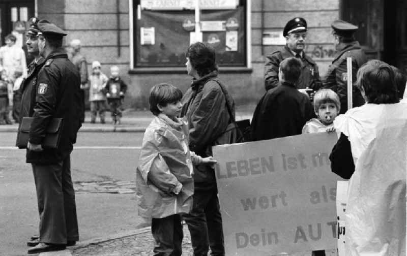 Kinderdemonstration für eine Ampel in der
Scharnweberstraße
12.02.92 Lange
Umschlag 1992-6