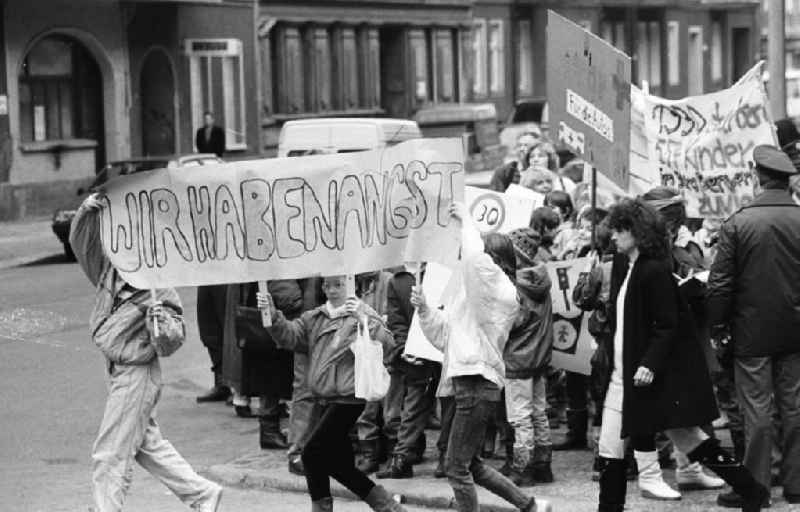 Kinderdemonstration für eine Ampel in der
Scharnweberstraße
12.02.92 Lange
Umschlag 1992-6