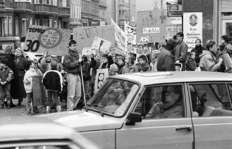 Kinderdemonstration für eine Ampel in der
Scharnweberstraße
12.02.92 Lange
Umschlag 1992-6