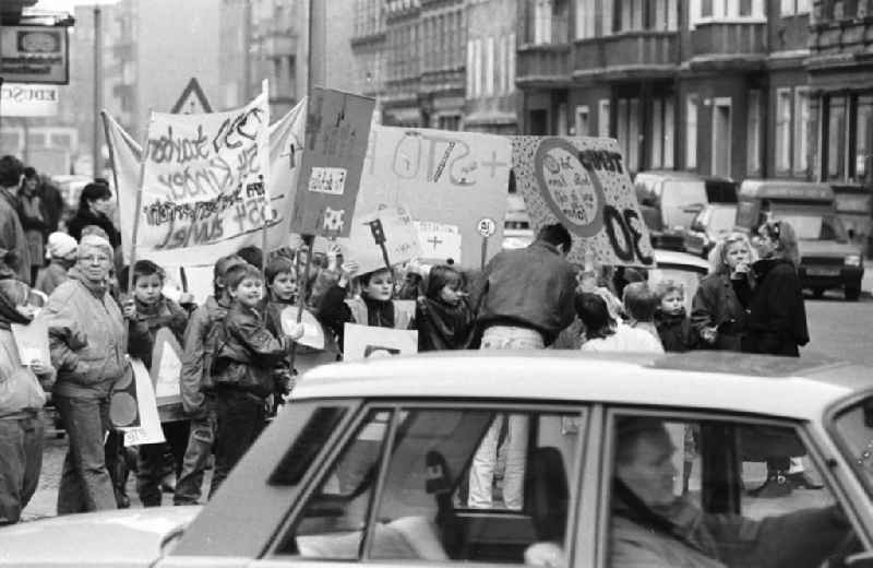 Kinderdemonstration für eine Ampel in der
Scharnweberstraße
12.02.92 Lange
Umschlag 1992-6