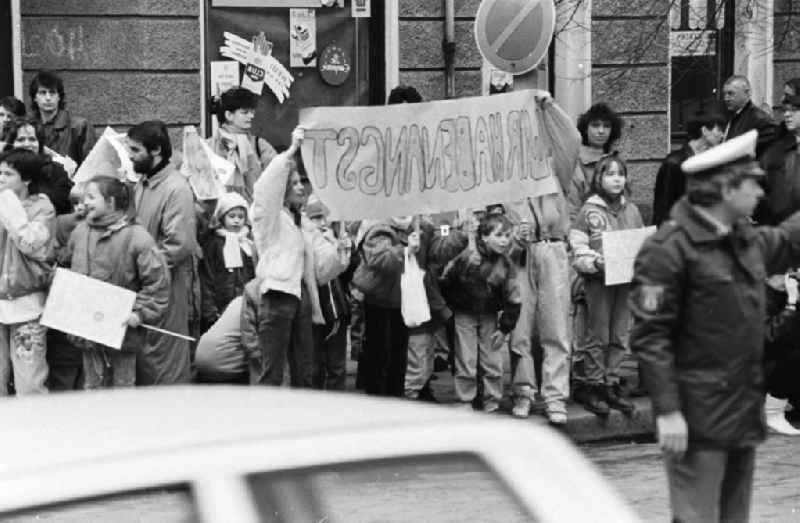 Kinderdemonstration für eine Ampel in der
Scharnweberstraße
12.02.92 Lange
Umschlag 1992-6