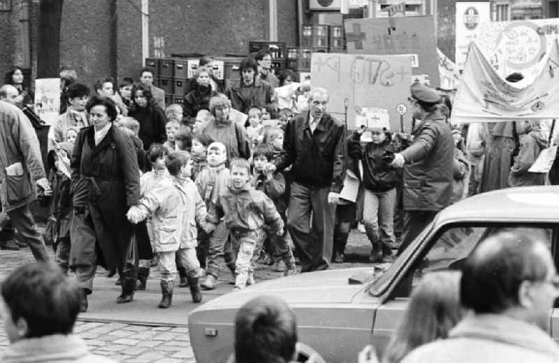 Kinderdemonstration für eine Ampel in der
Scharnweberstraße
12.02.92 Lange
Umschlag 1992-6