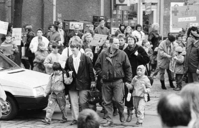 Kinderdemonstration für eine Ampel in der
Scharnweberstraße
12.02.92 Lange
Umschlag 1992-6