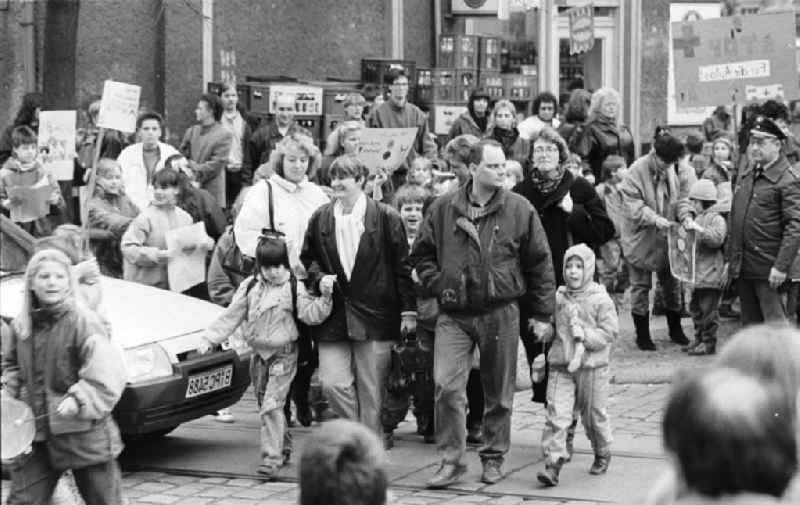 Kinderdemonstration für eine Ampel in der
Scharnweberstraße
12.02.92 Lange
Umschlag 1992-6