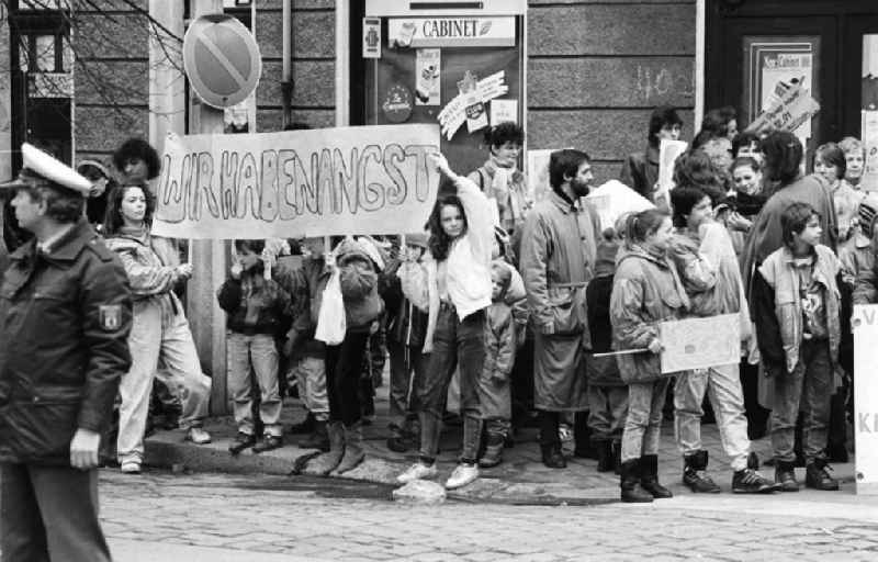 Kinderdemonstration für eine Ampel in der
Scharnweberstraße
12.02.92 Lange
Umschlag 1992-6