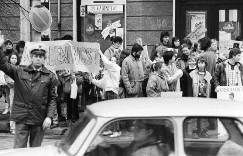 Kinderdemonstration für eine Ampel in der
Scharnweberstraße
12.02.92 Lange
Umschlag 1992-6