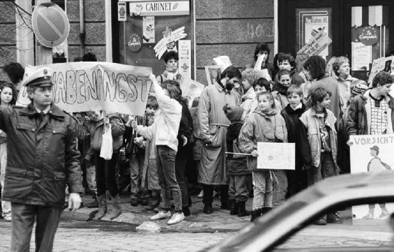 Kinderdemonstration für eine Ampel in der
Scharnweberstraße
12.02.92 Lange
Umschlag 1992-6