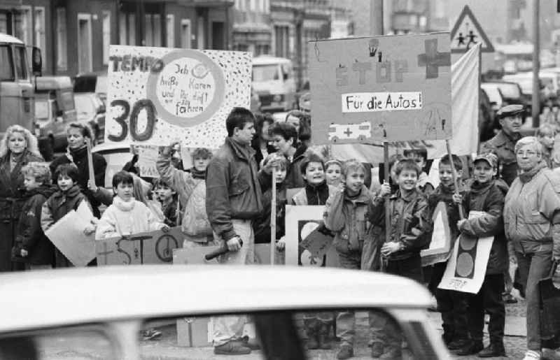 Kinderdemonstration für eine Ampel in der
Scharnweberstraße
12.02.92 Lange
Umschlag 1992-6