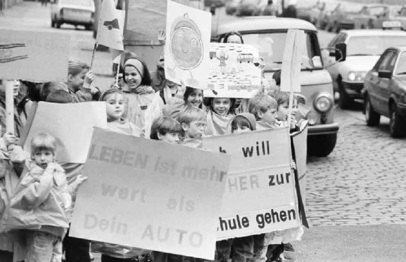 Kinderdemonstration für eine Ampel in der
Scharnweberstraße
12.02.92 Lange
Umschlag 1992-6