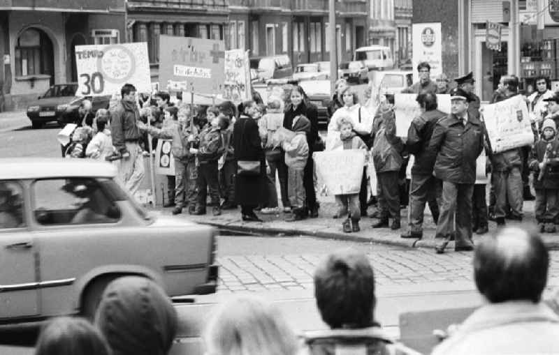 Kinderdemonstration für eine Ampel in der
Scharnweberstraße
12.02.92 Lange
Umschlag 1992-6