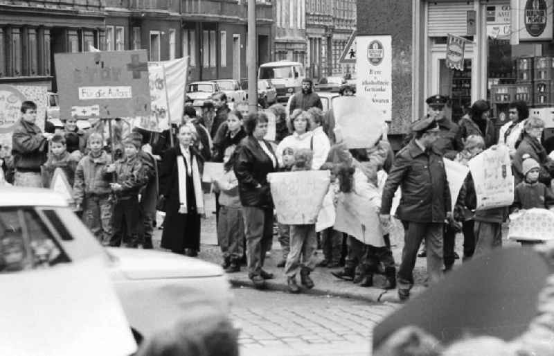 Kinderdemonstration für eine Ampel in der
Scharnweberstraße
12.02.92 Lange
Umschlag 1992-6