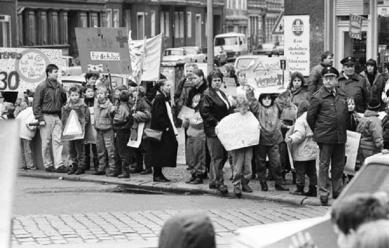 Kinderdemonstration für eine Ampel in der
Scharnweberstraße
12.02.92 Lange
Umschlag 1992-6