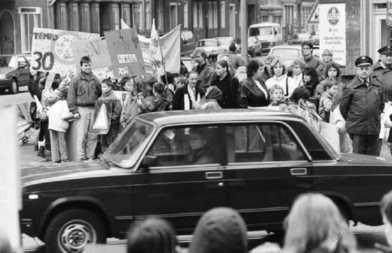 Kinderdemonstration für eine Ampel in der
Scharnweberstraße
12.02.92 Lange
Umschlag 1992-6