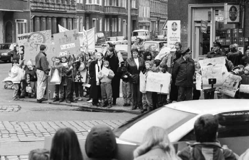 Kinderdemonstration für eine Ampel in der
Scharnweberstraße
12.02.92 Lange
Umschlag 1992-6