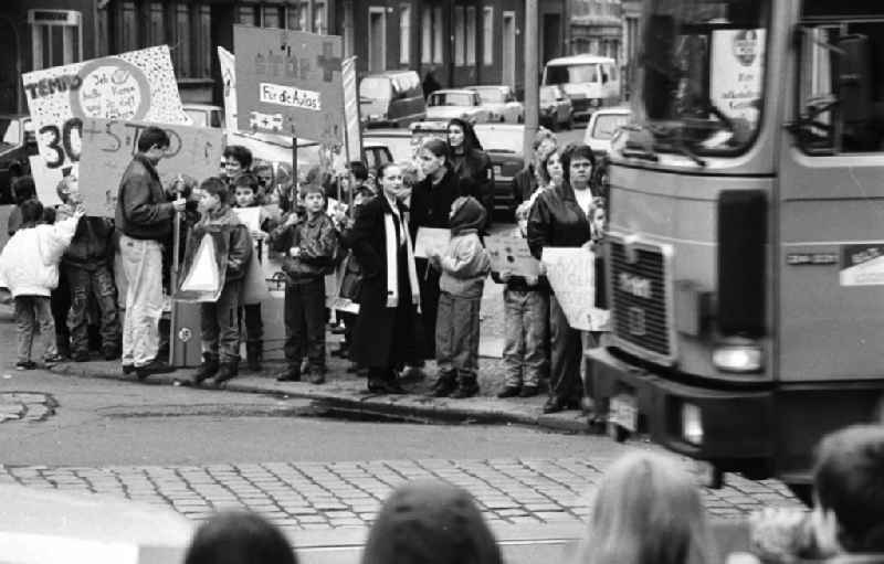 Kinderdemonstration für eine Ampel in der
Scharnweberstraße
12.02.92 Lange
Umschlag 1992-6