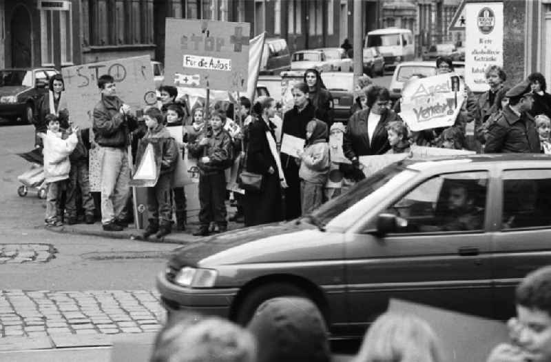 Kinderdemonstration für eine Ampel in der
Scharnweberstraße
12.02.92 Lange
Umschlag 1992-6