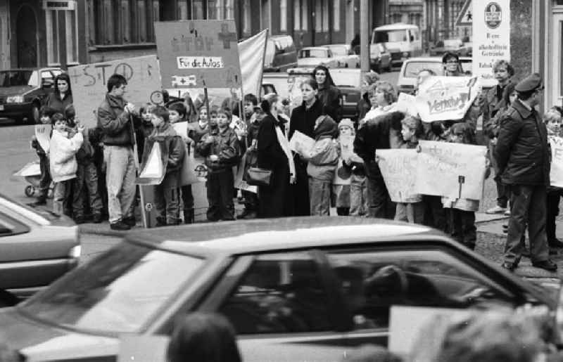 Kinderdemonstration für eine Ampel in der
Scharnweberstraße
12.02.92 Lange
Umschlag 1992-6