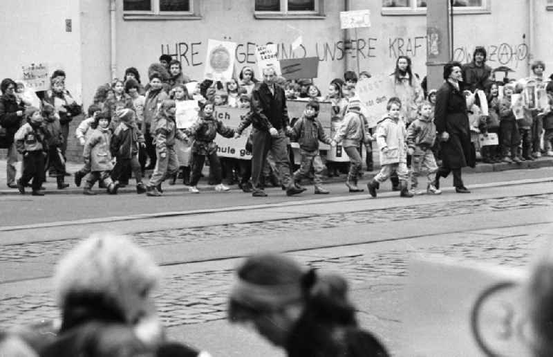 Kinderdemonstration für eine Ampel in der
Scharnweberstraße
12.02.92 Lange
Umschlag 1992-6