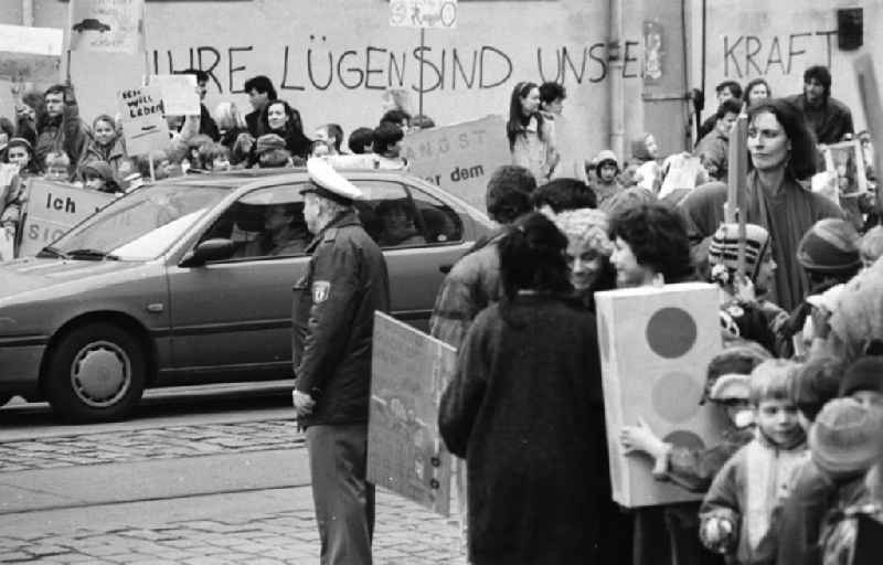 Kinderdemonstration für eine Ampel in der
Scharnweberstraße
12.02.92 Lange
Umschlag 1992-6