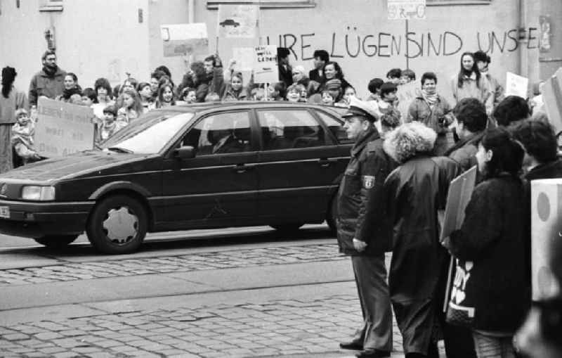 Kinderdemonstration für eine Ampel in der
Scharnweberstraße
12.02.92 Lange
Umschlag 1992-6