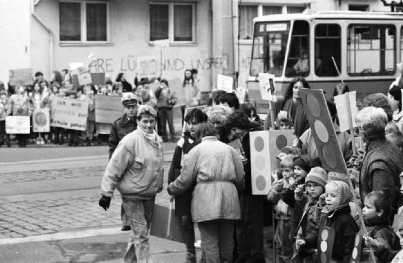 Kinderdemonstration für eine Ampel in der
Scharnweberstraße
12.02.92 Lange
Umschlag 1992-6