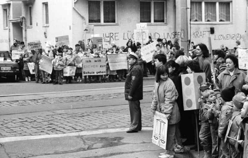 Kinderdemonstration für eine Ampel in der
Scharnweberstraße
12.02.92 Lange
Umschlag 1992-6