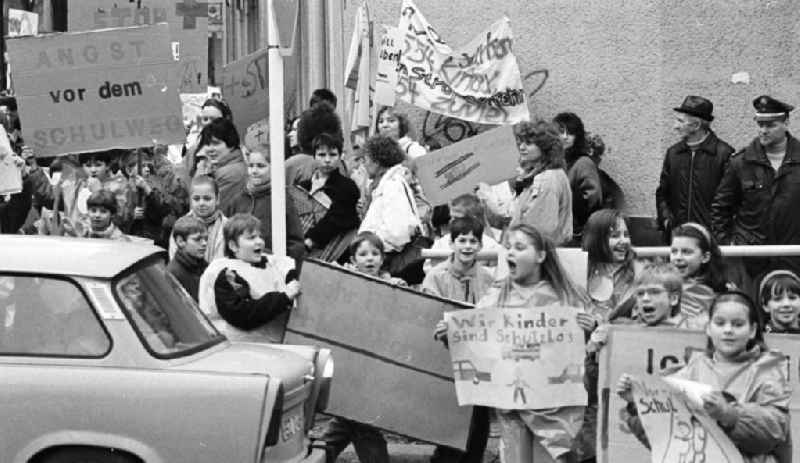 Kinderdemonstration für eine Ampel in der
Scharnweberstraße
12.02.92 Lange
Umschlag 1992-6