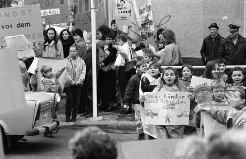 Kinderdemonstration für eine Ampel in der
Scharnweberstraße
12.02.92 Lange
Umschlag 1992-6