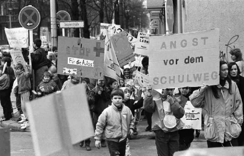 Kinderdemonstration für eine Ampel in der
Scharnweberstraße
12.02.92 Lange
Umschlag 1992-6